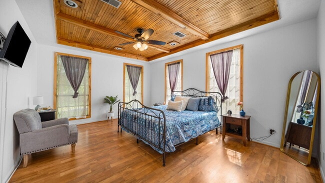 Building Photo - Private acre property, the charm you have been looking for. This is a place to call home!