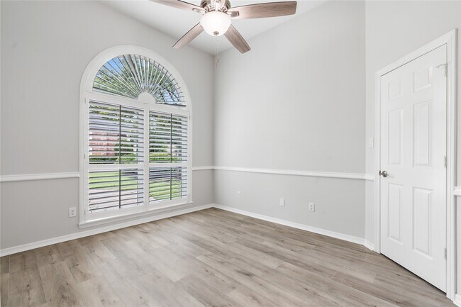 Building Photo - 25818 Overlake Dr