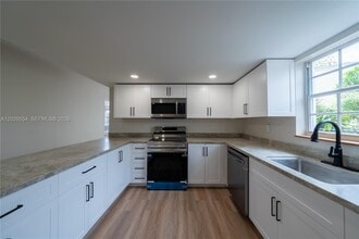 Building Photo - 370 Flagami Blvd