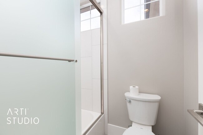 Building Photo - Fully Furnished Gorgeous 5 bed 4 bath with...