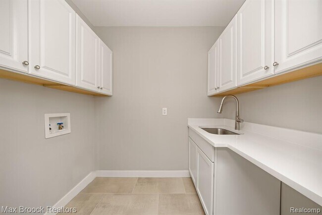 Building Photo - 5240 Clarendon Crest St