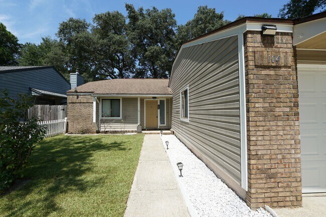 Building Photo - Great Niceville Location near Schools and NWFSC