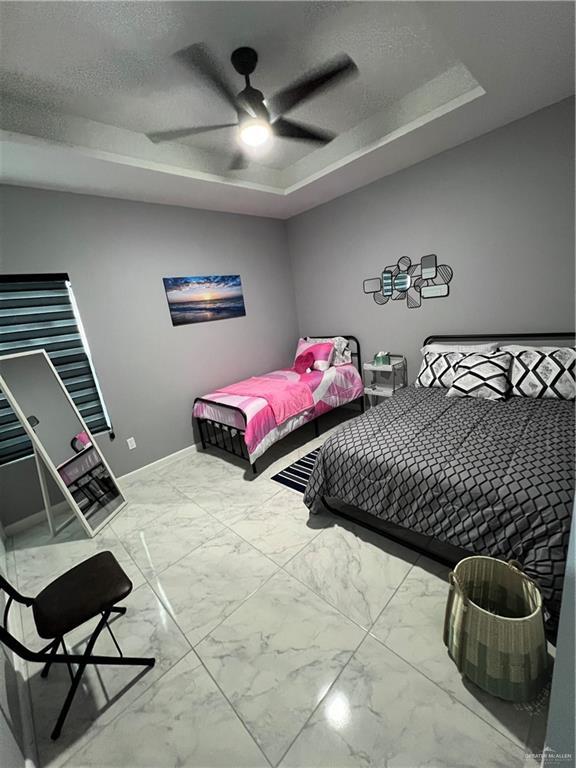 Building Photo - 15 E Iris Ave