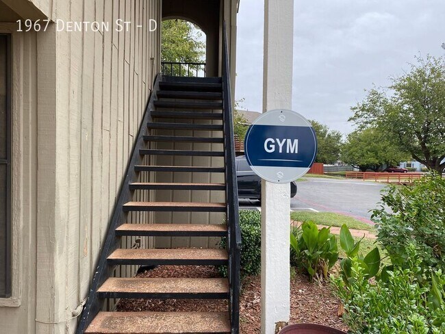 Building Photo - $500 moves you in