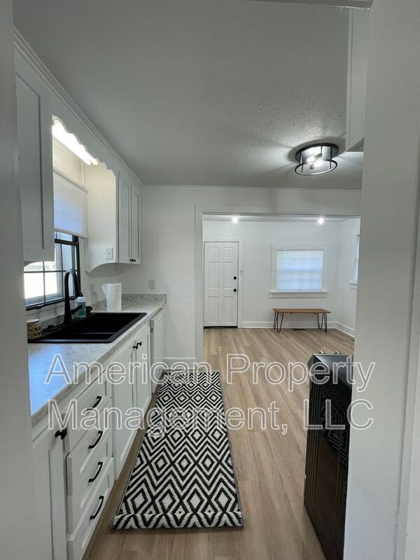 Building Photo - 1227 S College Ave