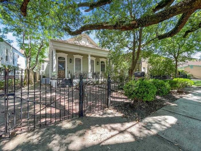 Building Photo - Well-Kept 2-Bedroom, 1-Bath Home in a Desirable Location!