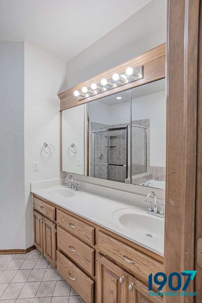 Building Photo - Elegant and Spacious 3-Bedroom Home in Edm...