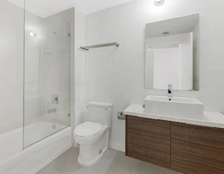 Building Photo - 1010 SW 2nd Ave