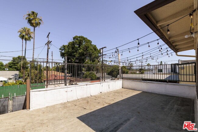 Building Photo - 5514 1/2 Cahuenga Blvd