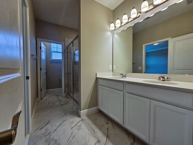Building Photo - Beautiful and Spacious 3 bedroom 2 bath Townhome With a Split Floor Plan in Winter Garden!