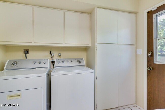 Building Photo - 1536 E Gemini Dr