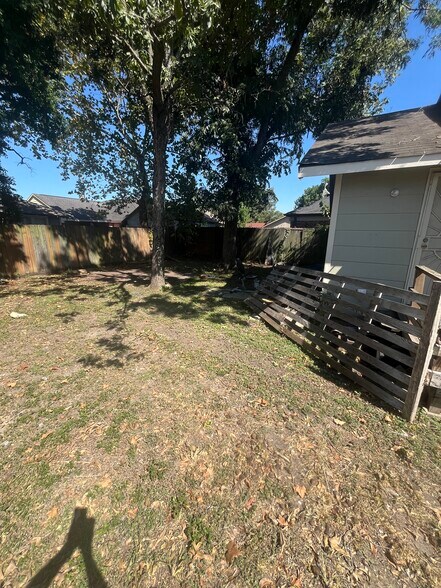 Building Photo - 8201 Bangle St