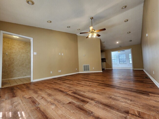 Building Photo - Maryville 37801- 3 bed 2.5 bath condo - call Tom Parry 865-607-3649