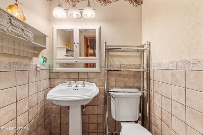 Building Photo - 1301 Chert Pit Rd