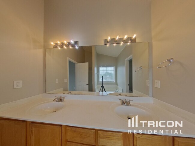 Building Photo - 1740 Courtyard Ln