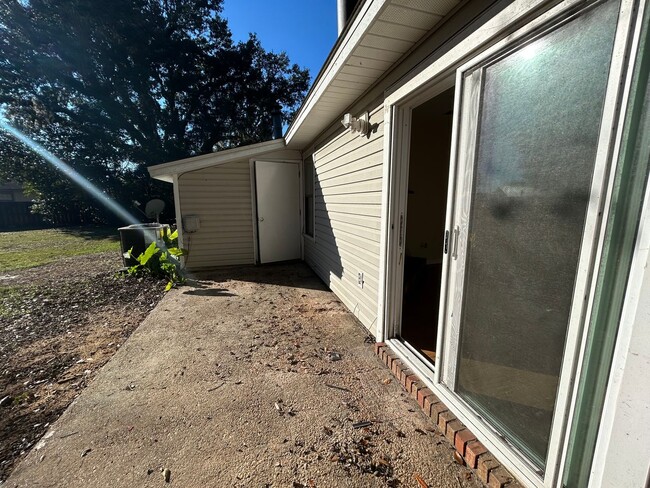 Building Photo - Spacious 2 bedroom! BRAND NEW PAINT AND FLOORING