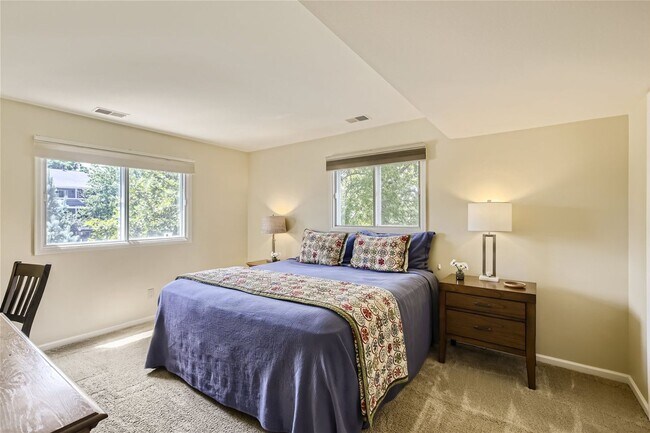 Building Photo - Updated 2 Bed 2 Bath Hunter Creek Condo W/Community Pool