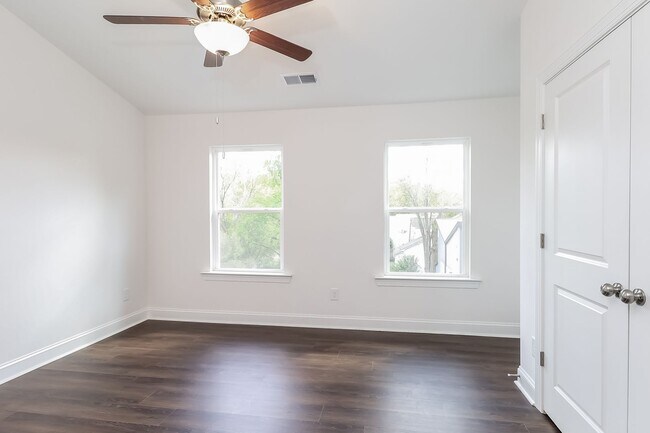 Building Photo - Beautiful 3BR 3.5BA Townhome w/ Full Appliance Kitchen Garage Parking in West End