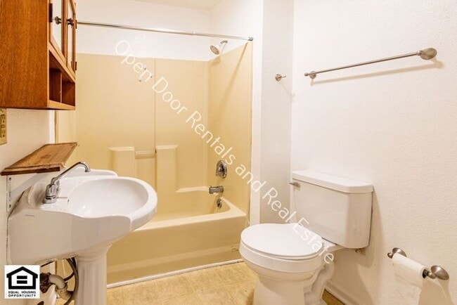 Building Photo - 733 3rd St