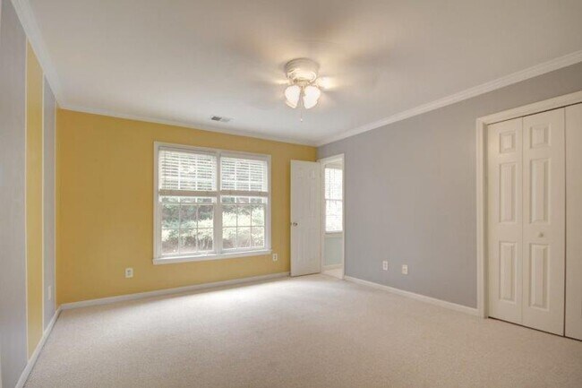 Building Photo - 1050 Knoll Terrace