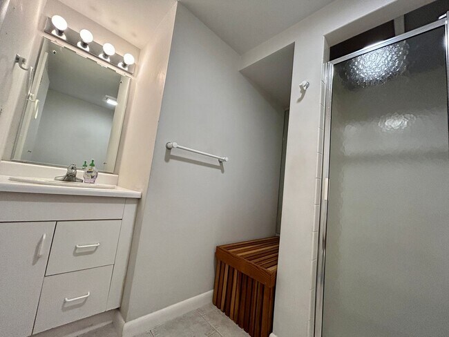 Building Photo - 4 Bedroom Ranch House - Prime Location Min...