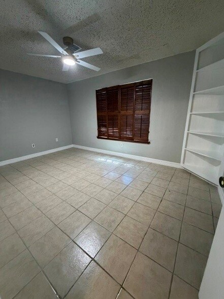 Building Photo - 1507 Sierra Dr