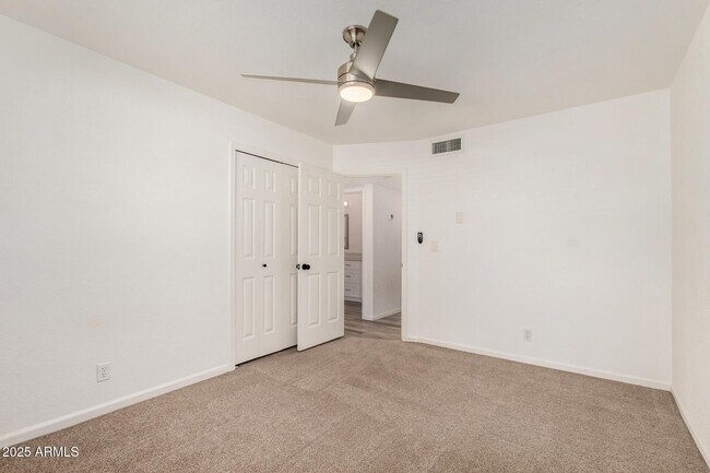 Building Photo - 687 E Park Ave