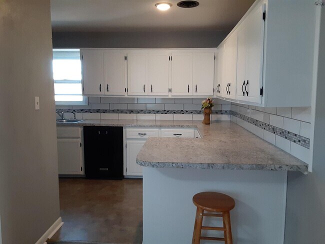 Building Photo - 1214 Glidewell Ave