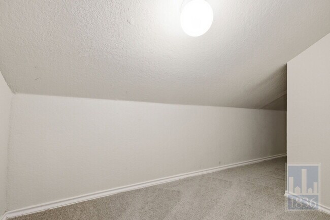 Building Photo - 2217 Speidel Dr
