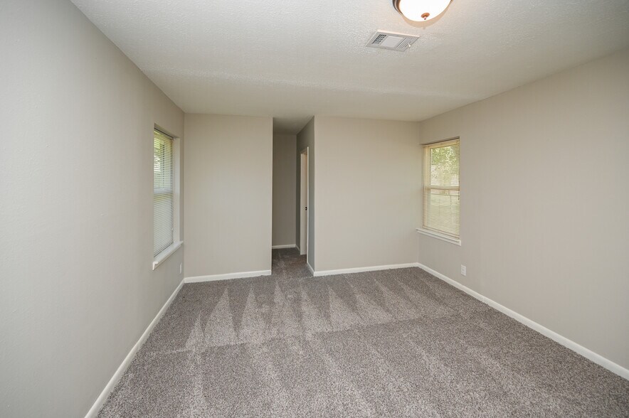 Building Photo - 1602 Sheridan Dr