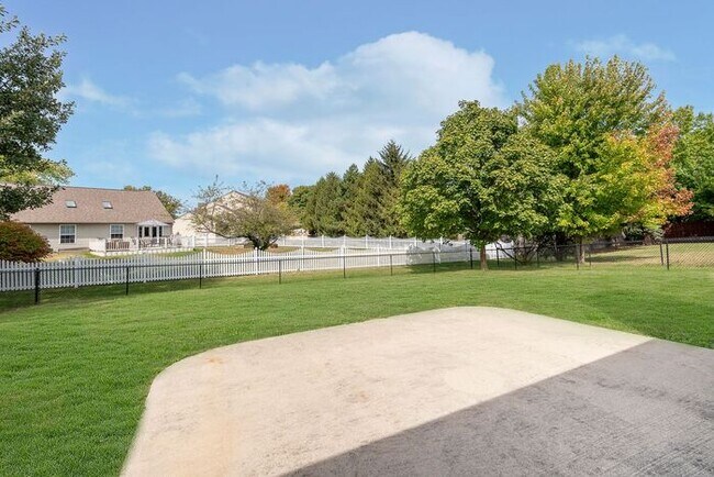Building Photo - Updated 3 Bedroom Ranch on a Cul-De-Sac in...