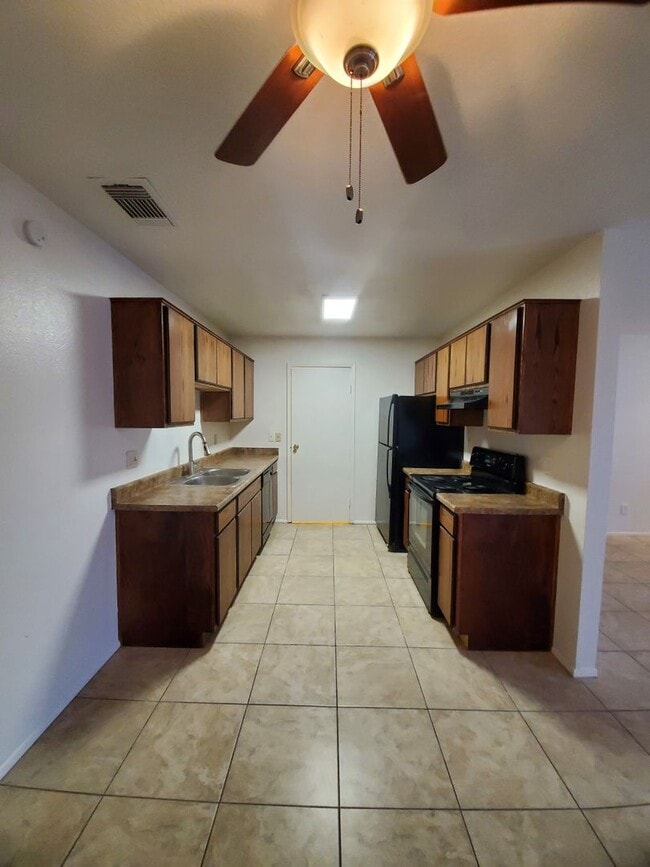 Building Photo - 2 Bedroom 2 Bath - 1 story Townhome - Shadow Mountain