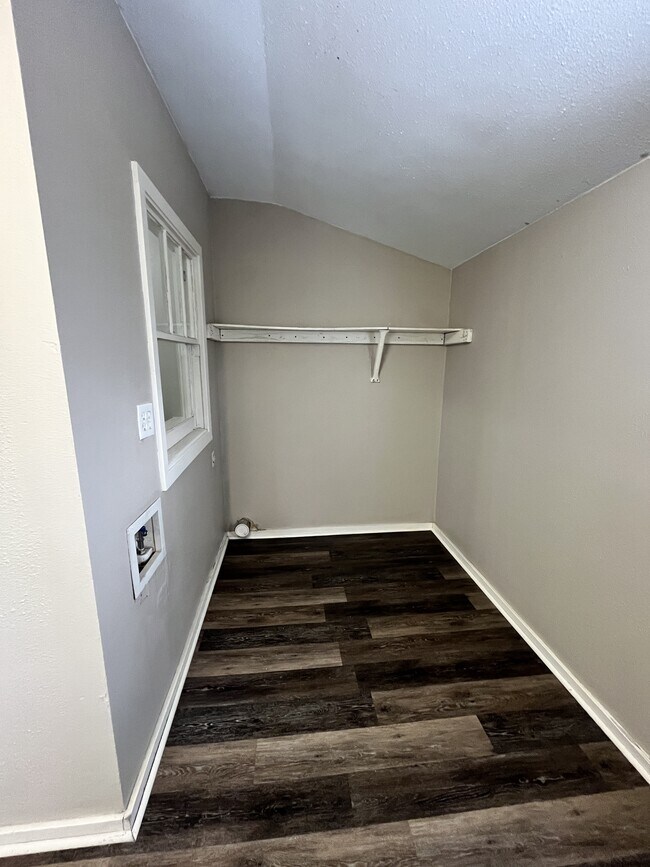 Building Photo - 916 N Austin St