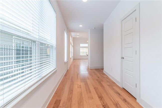 Building Photo - 1410 Casa Dr