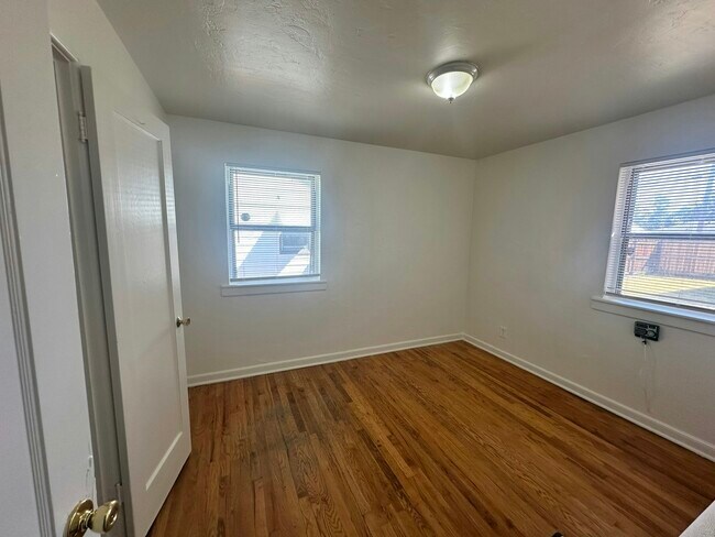 Building Photo - 1232 N Moline St