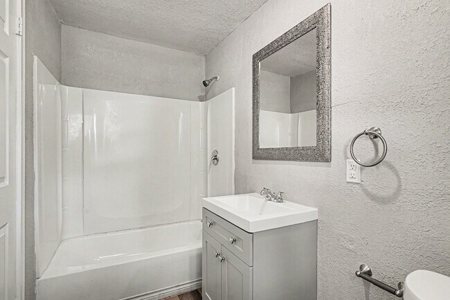 Building Photo - 1321 34th St