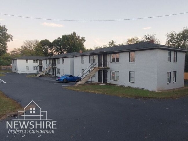 Building Photo - 2 Bedroom Apartments - Discover Hampton Ave Apartments in Greenville, SC!