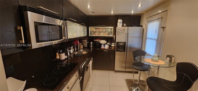 Building Photo - 3301 N Country Club Dr