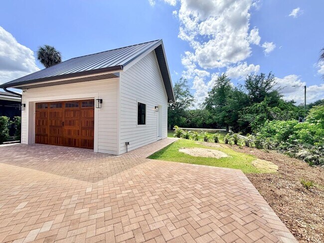 Building Photo - Brand New Custom 5/3.5 Home Steps from Downtown Winter Garden!