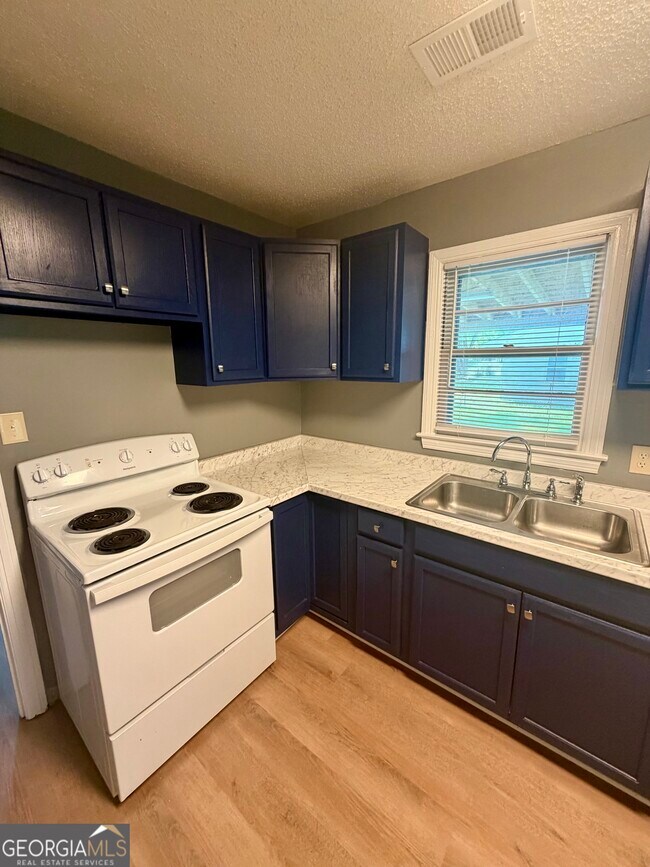 Building Photo - 208 Crescent Dr