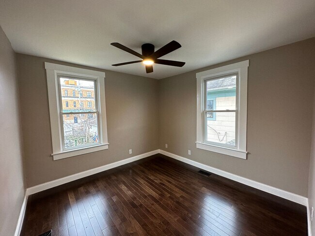 Building Photo - 1462 Indianola Ave