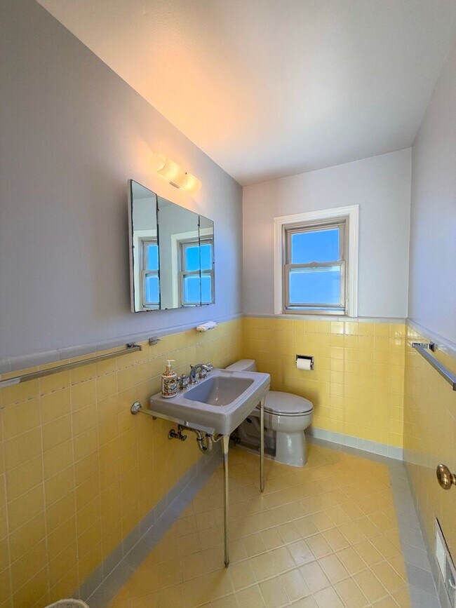 Building Photo - UPDATED HUGE SUNNY 2250sf 3BR+Den/1+2Half BA 2250sf Sunset/UCSF Home VIEWS AVAILABLE NOW
