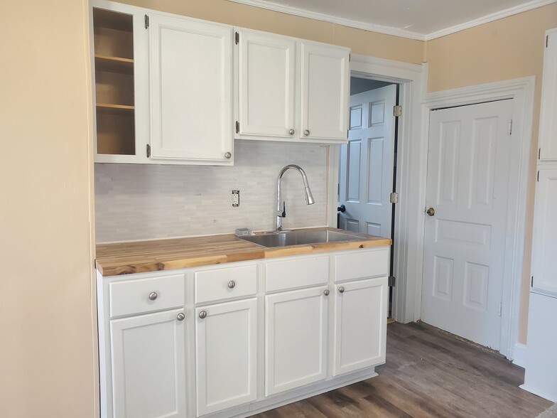 Building Photo - 738 N Waterloo St