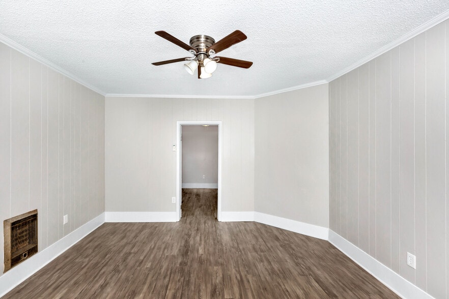 Building Photo - 512 Oshaughnessy Ave NE