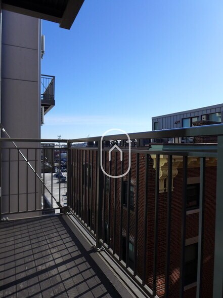 Building Photo - 47 Thorndike St