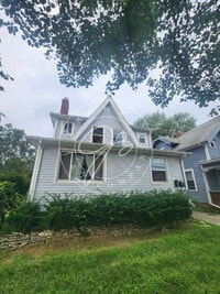 Building Photo - Spacious 2 bed (no living room/spacious be...