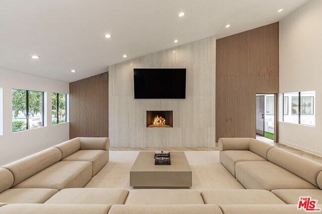 Building Photo - 624 N Beverly Dr