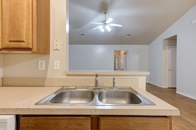 Building Photo - Gorgeous 3 bed 2 bath in Norman!