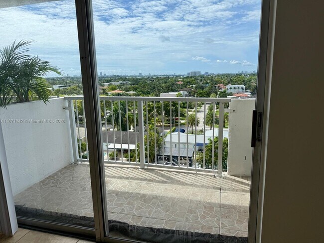 Building Photo - 2000 NE 135th St