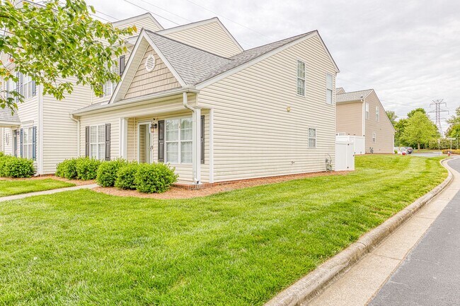 Building Photo - Beautiful 2-Story 3 bedroom and 2.5 townhouse in High Point, off Skeet Club Rd and Eastchester